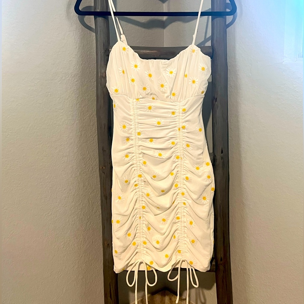 White Daisy Flower Detail Mini Dress